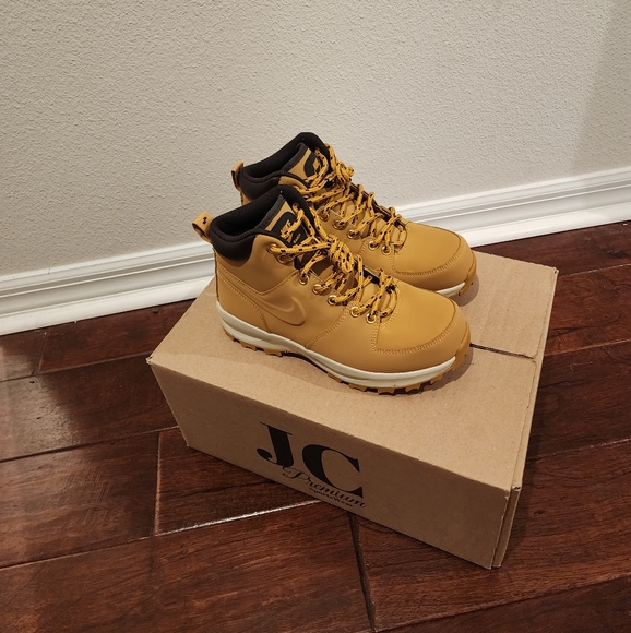 Women's Nike Manoa Leather Boots - Picture 10 of 15